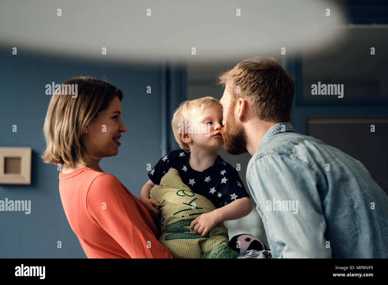 Happy Family spielen mit ihren Sohn zu Hause Stockfoto