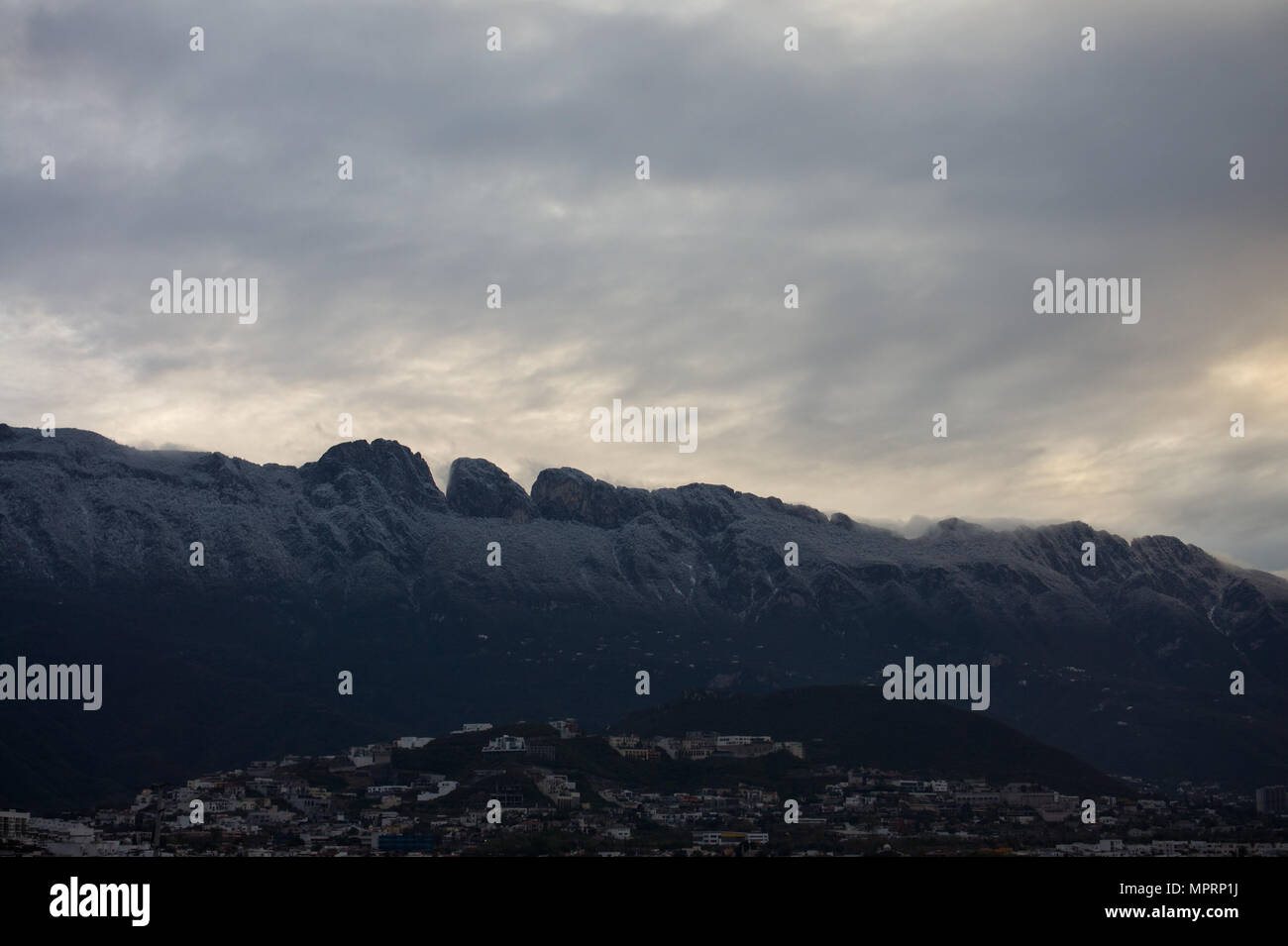 La M in San Pedro Garza Garcia, Schnee mal in Monterrey Stockfoto