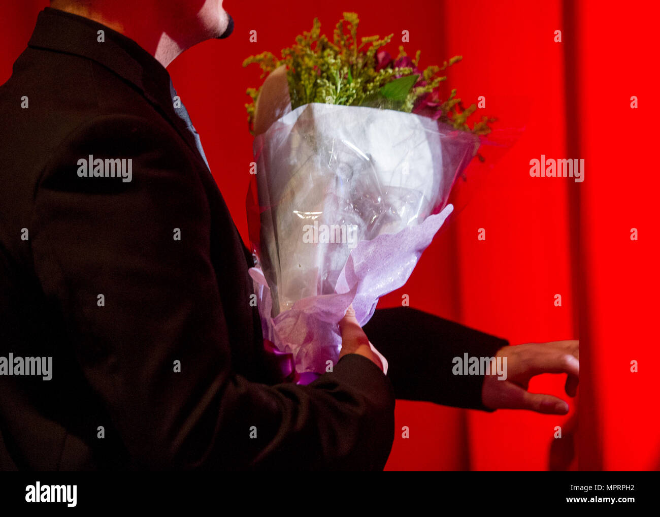 Eine Bühne Hand hält Blumen für die Mutter von Jaclyn Mariano, überlebende Tochter von Air Force Master Sgt. Jude C. Mariano, während die Tragödie Assistance Program für Überlebende (TAPS) 2017 Honor Guard Gala in Washington, D.C., 12. April 2017. Die Leadership Award würdigt eine Person, die ihre Erfahrungen und hat demonstriert überdurchnittliches Führung im Auftrag von anderen militärischen Überlebenden. Während der Veranstaltung der National Basketball Association und USA Basketball erhielten die konstituierenden National Community Partnership Award, präsentiert für die Unterstützung, die sie, für die Nation Militär gezeigt haben Stockfoto