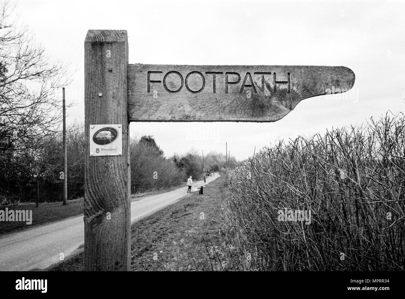 Fußweg, Zeichen, Straße, Hattingley Medstead, Alton, Großbritannien Stockfoto