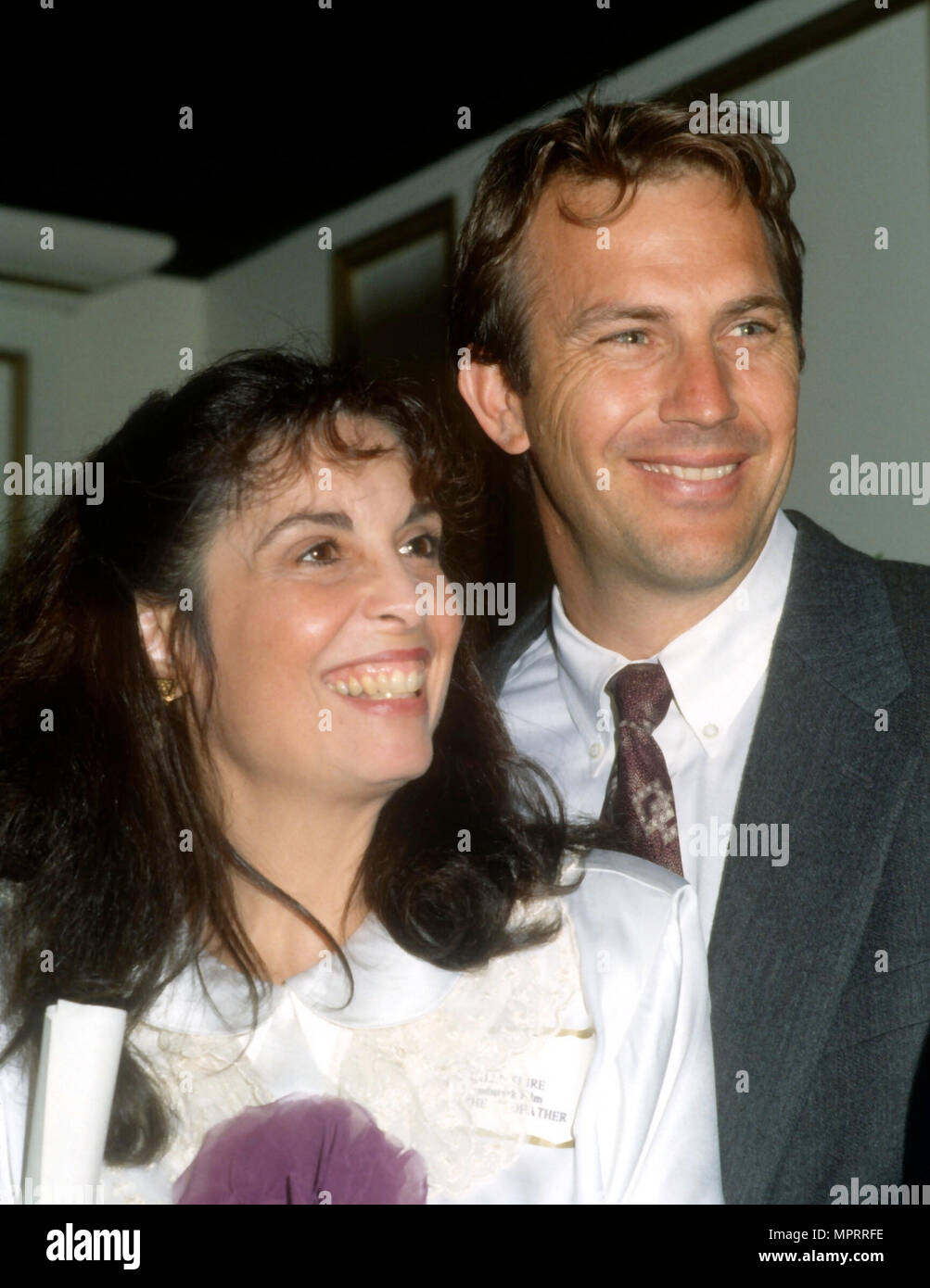 BEVERLY HILLS, Ca - 5. März: (L-R) Schauspielerin Talia Shire und  Schauspieler Kevin Costner die zweite jährliche Producers Guild of America  Golden Laurel Awards am 5. März 1991 an das Regent Beverly