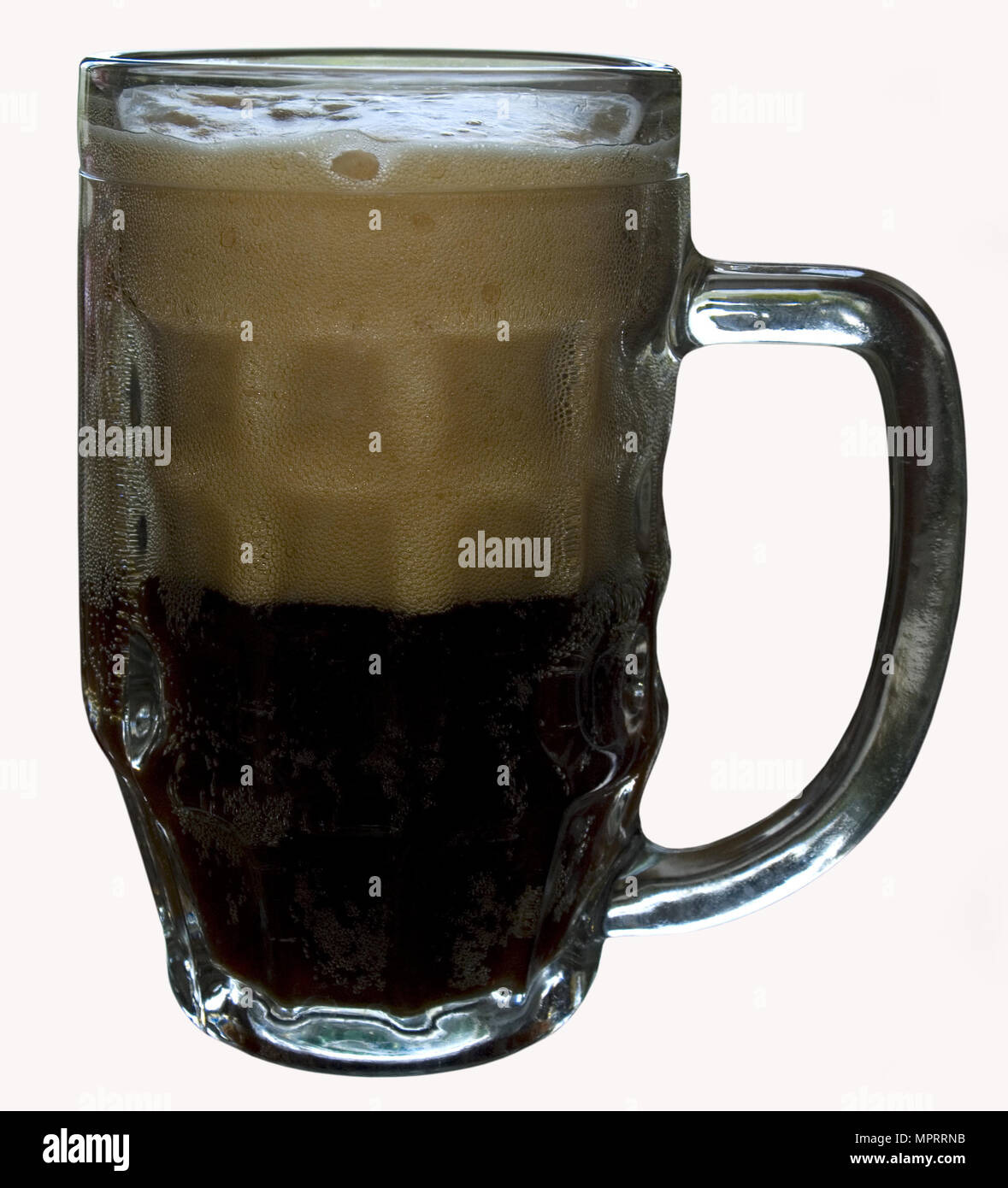 Ein Glas dunkles Bier mit Schaum Stockfoto