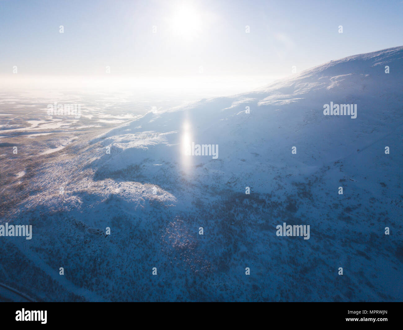 Antenne sonnigen Winter Blick auf Abisko Nationalpark, Gemeinde Kiruna, Lappland, Norrbotten County, Schweden, geschossen von Drohne, mit Straßen und Berge Stockfoto