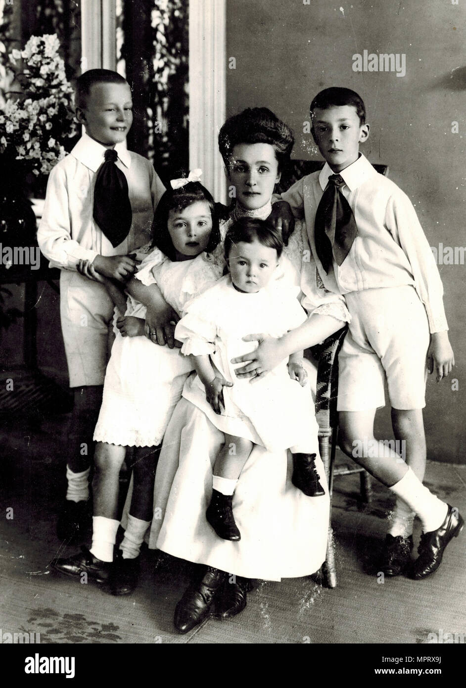 Elena Ivanovna Nabokova mit Kindern Sergei, Olga, Elena und Wladimir. Stockfoto