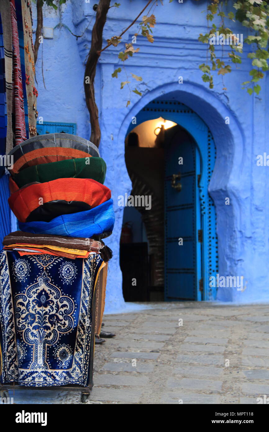 Marokkanisches Kunsthandwerk angezeigt auf einer Straße in Zirl zum Verkauf Stockfoto