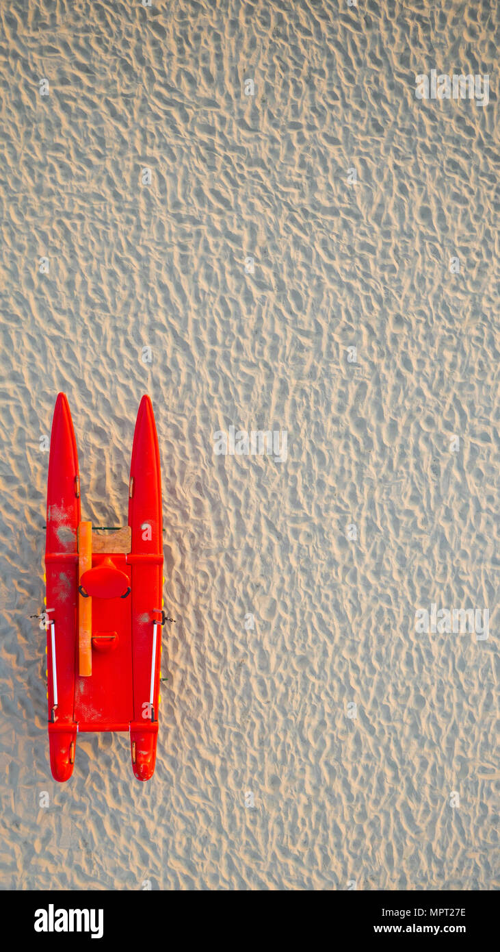 Luftbild mit einer drohne von einem Boot auf einem italienischen Strand Stockfoto