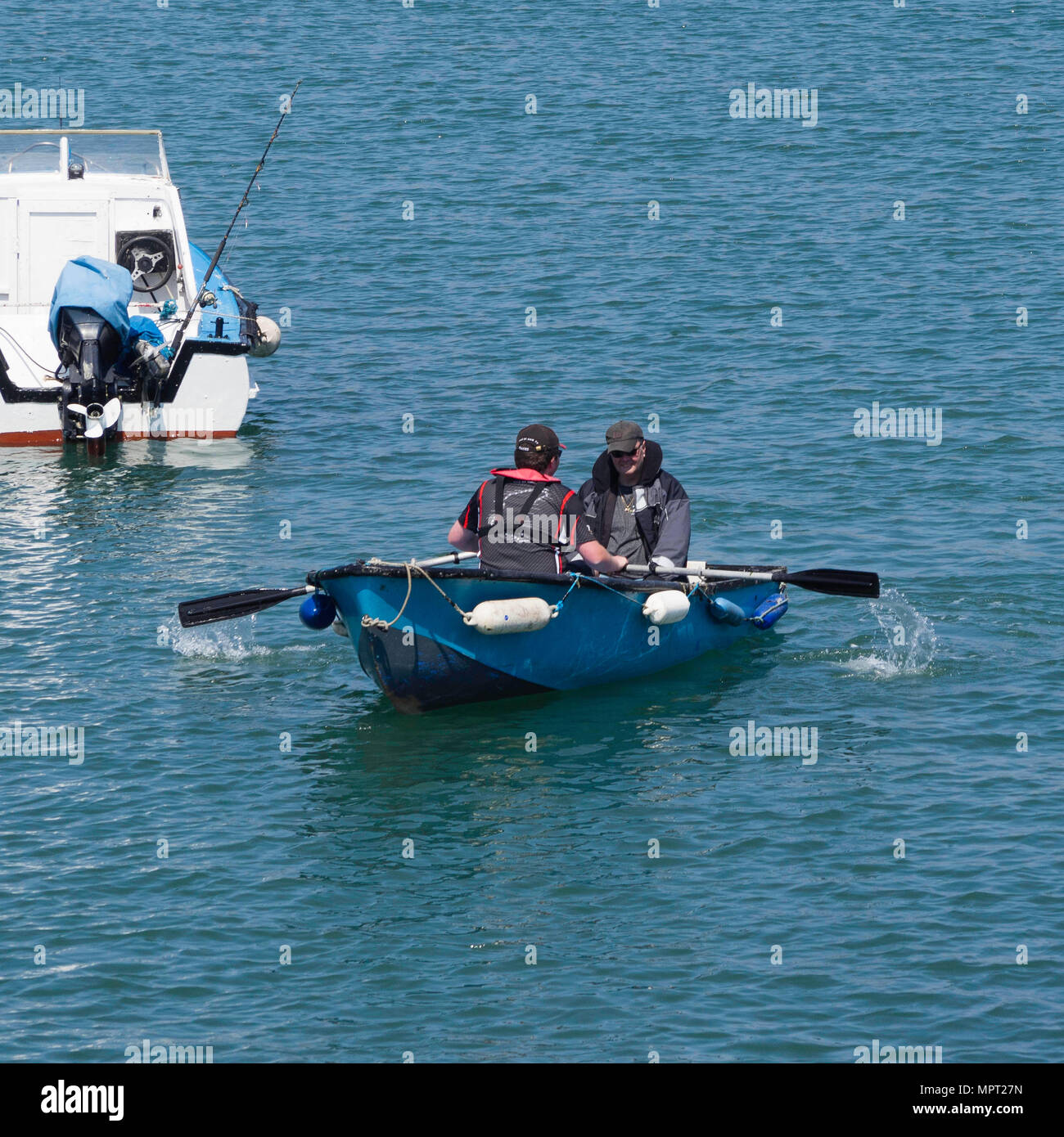 Zwei Männer in einem Ruderboot im Donaghadee Hafen, Nordirland Stockfoto