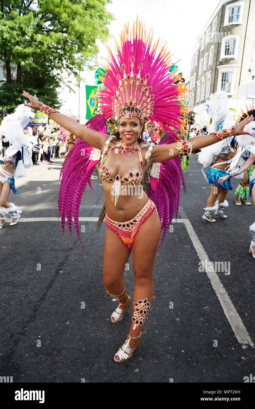 Notting Hill Karnevalsparade. Notting Hill Karneval Tänzerin. Londoner Karneval. Samba. Stockfoto