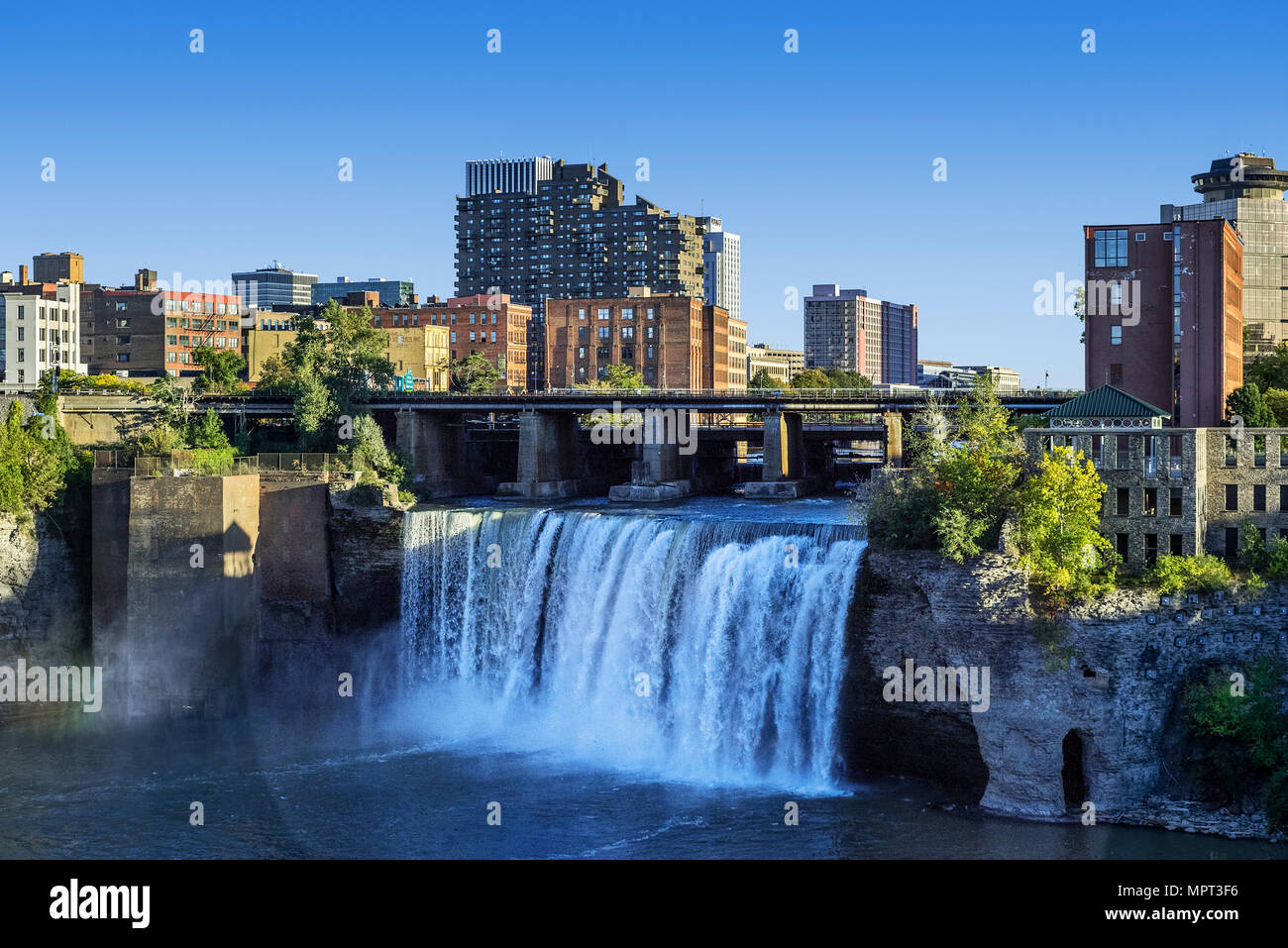 Hohe fällt auf den Genesee River durch die Innenstadt von Rochester, New York, USA. Stockfoto
