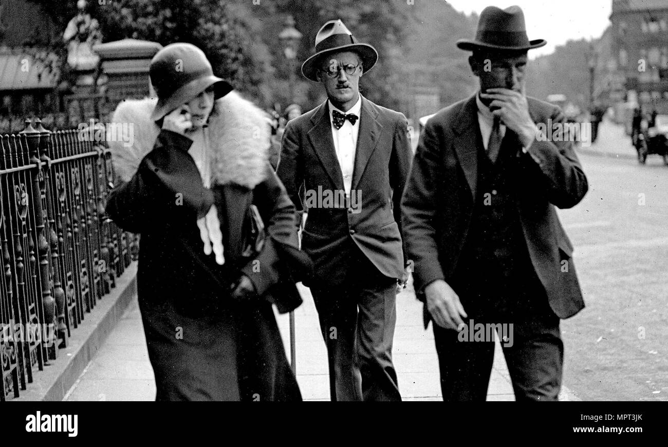Nora Barnacle (links), James Joyce (Mitte) und ihr Anwalt n London am Tag ihrer Ehe Stockfoto