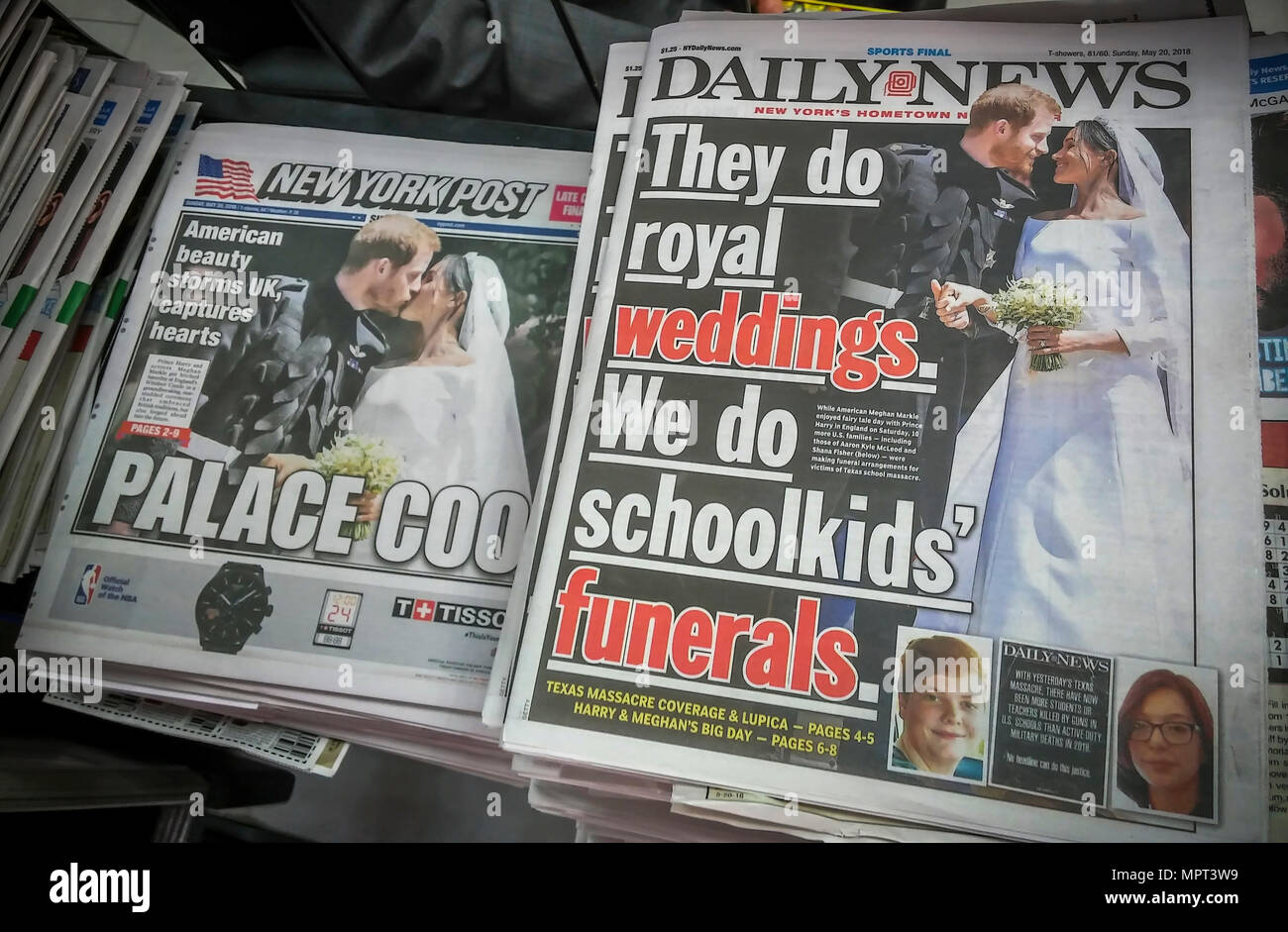 Titelseite der New York Daily News und der New York Post tabloid Zeitung am Sonntag, den 20. Mai 2018 Bericht über die Hochzeit des Vortages von Prinz Harry und Meghan Markle in Großbritannien. Die Papiere verwendet, um ähnliche Bilder aber die täglichen Nachrichten in einem Leitartikel über die jüngsten School shooting. (© Richard B. Levine) Stockfoto