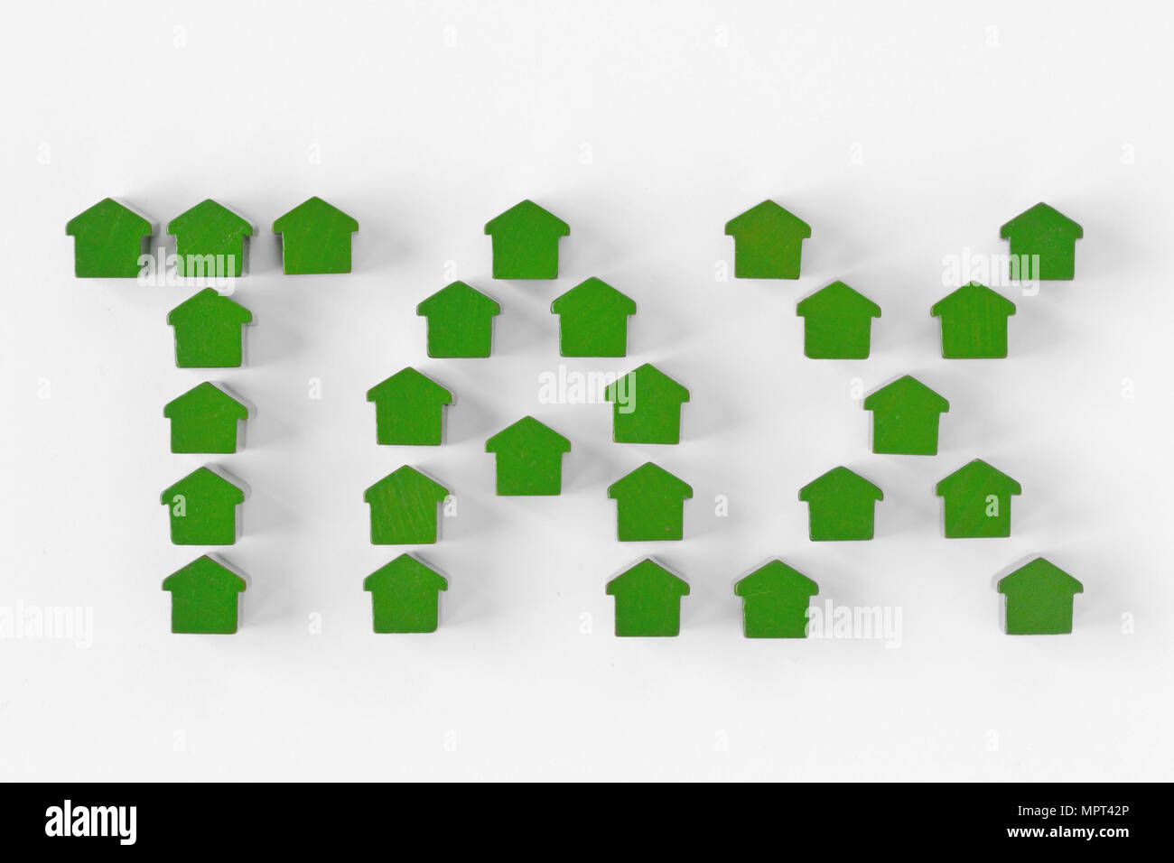 Das Wort Steuer mit Miniatur Häuser - Grundsteuer Konzept geschrieben Stockfoto
