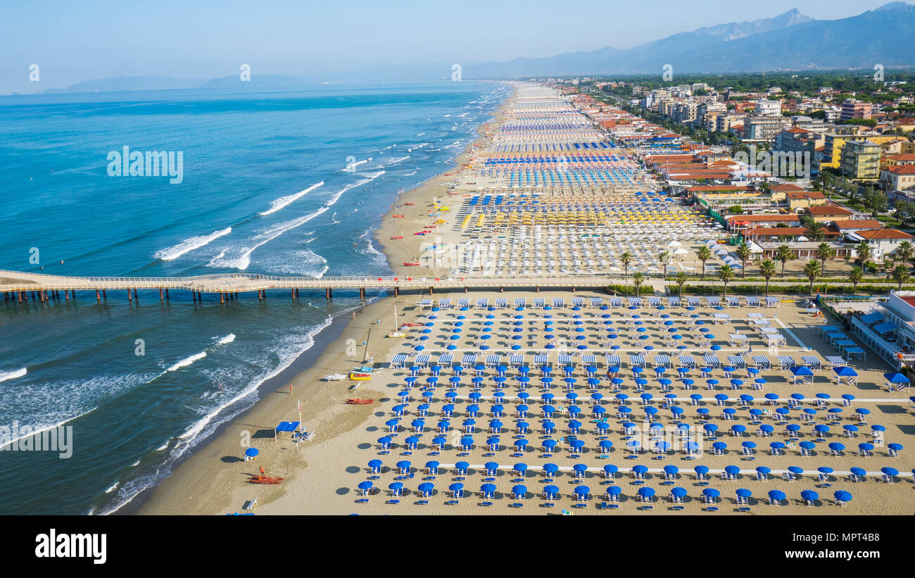 Luftaufnahme der den Strand von Lido di Camaiore, der mit Sonnenschirmen und Sitze, gefärbt mit anderen Farbe eine Trennung zwischen dem Eigentümer des zu markieren Stockfoto