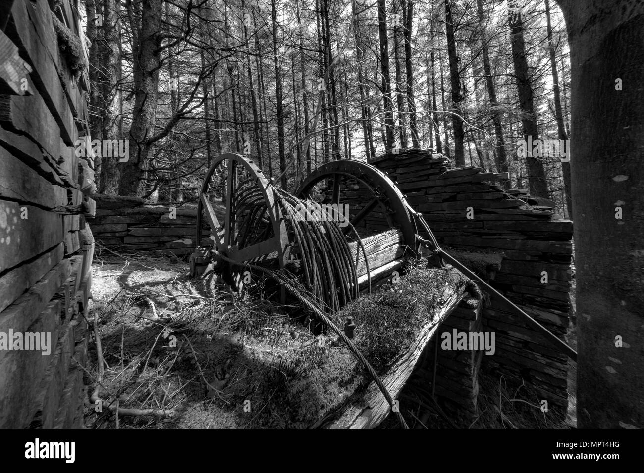 Ratgoed Schiefergrube verlassene Winde mit heavy duty Stahldrahtseil Kabel und Unterstützung der Räder, die sich in einem Zustand des Verfalls sind langsam Stockfoto