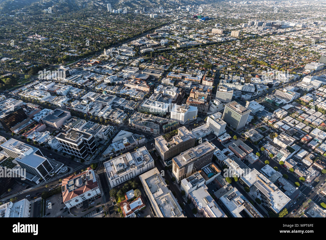 Luftbild des Wilshire Bl und Rodeo Dr Business District in Downtown Beverly Hills in der Nähe von West Hollywood und Los Angeles, Kalifornien. Stockfoto