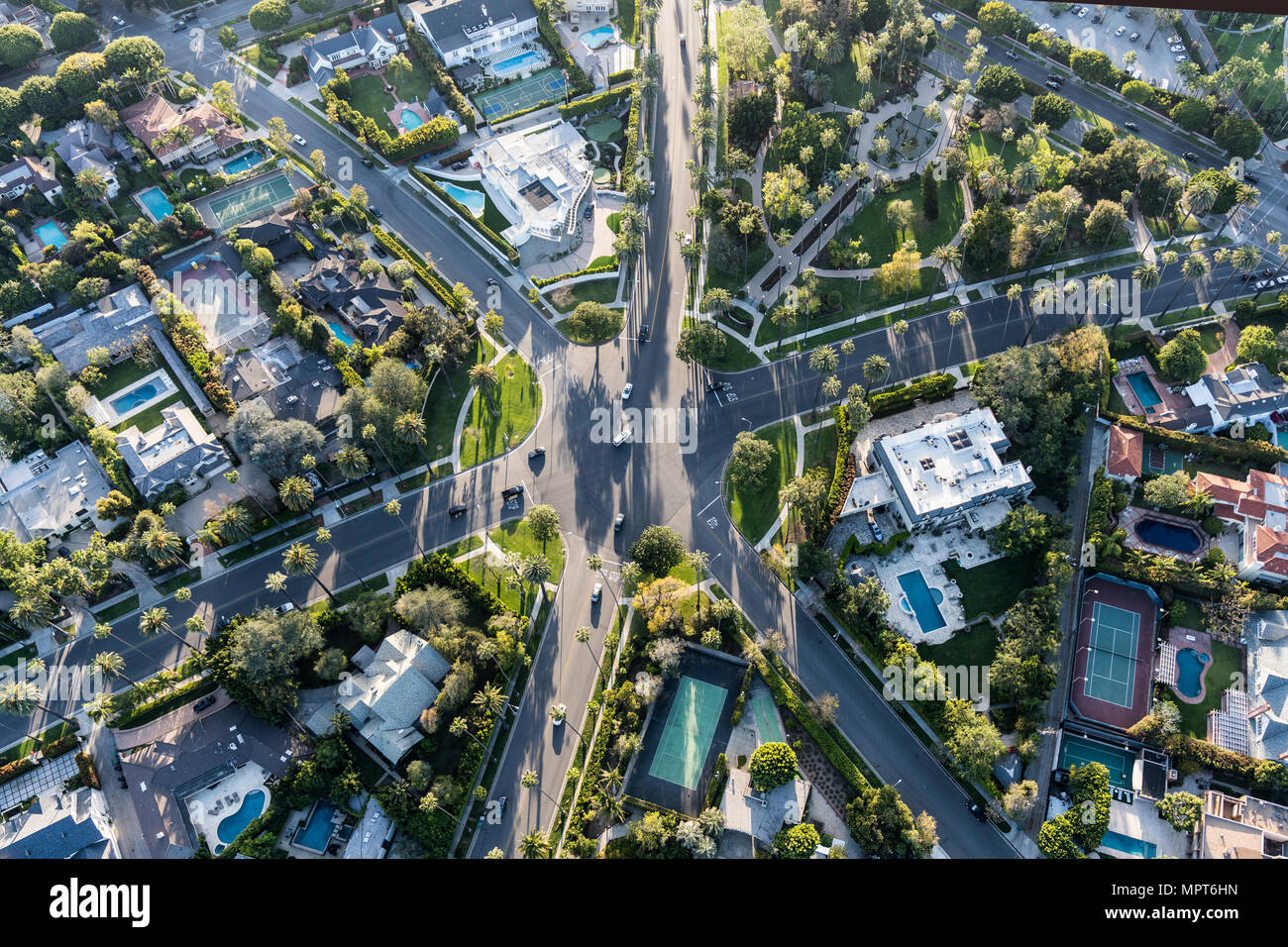 Luftaufnahme von sechs Kreuzung bei N Beverly Drive, N Canon Drive und Lomitas Ave in Beverly Hills, Kalifornien. Stockfoto