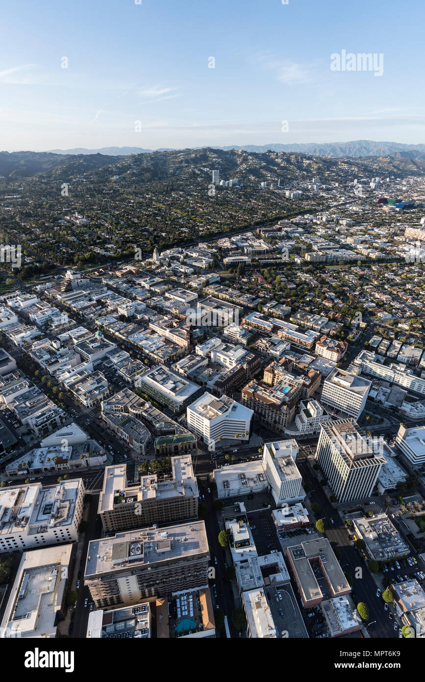 Luftbild der Innenstadt in der Nähe des Wilshire Blvd und Rodeo Dr im malerischen Beverly Hills, Kalifornien. Stockfoto