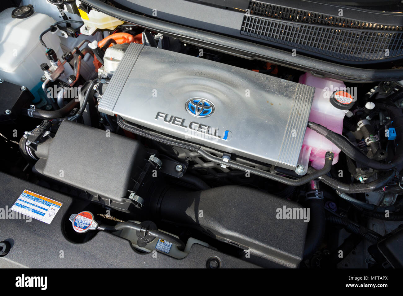 Unter der Motorhaube eines Toyota Mira ein Auto mit Null Emissionen Wasserstoff Brennstoffzelle Technologie ist es an die Macht. (97) Stockfoto