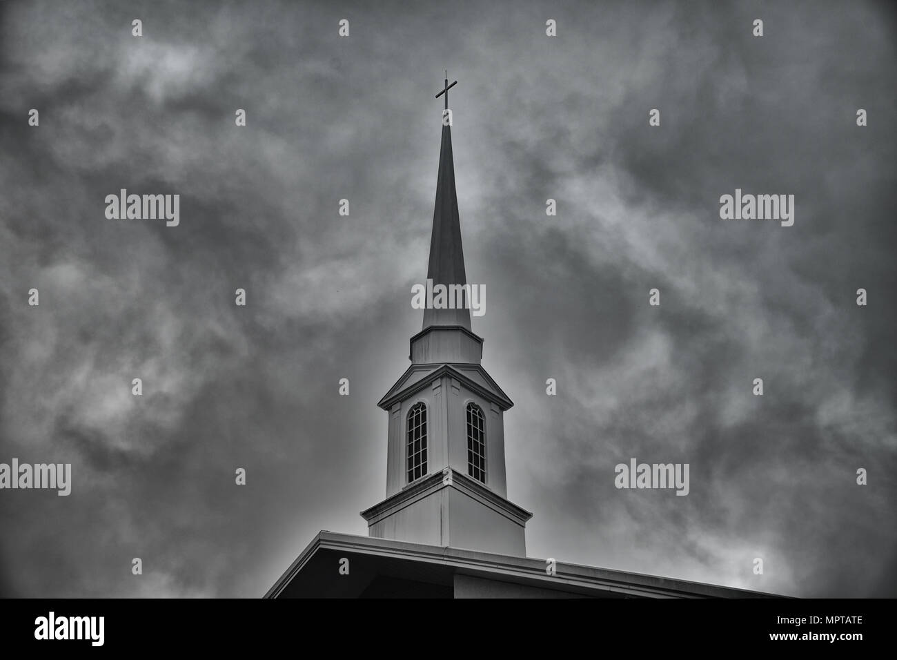 'Low Key Glockenturm 'American Tour Serie schwarze und weiße Kirchturm mit Kreuz und gespenstische Wolken Stockfoto