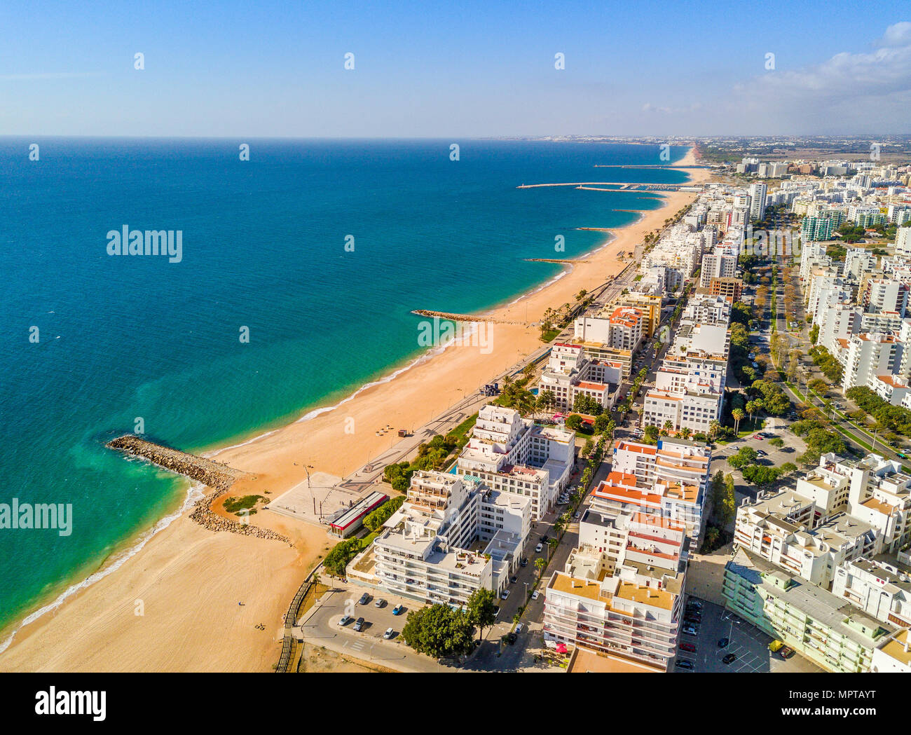 Luftaufnahme, breiten Sandstrand in touristischen Erholungsorte von Quarteira und Vilamoura, Algarve, Portugal Stockfoto