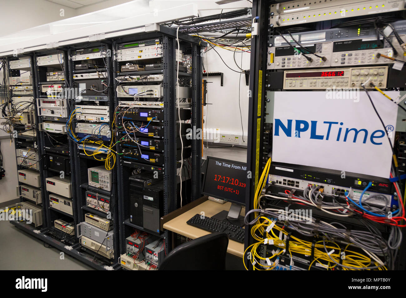 Computer mit der Atomuhr in der NPL und anderen internationalen Atomuhren verbunden. National Physical Laboratory, Teddington. UK. (97) Stockfoto