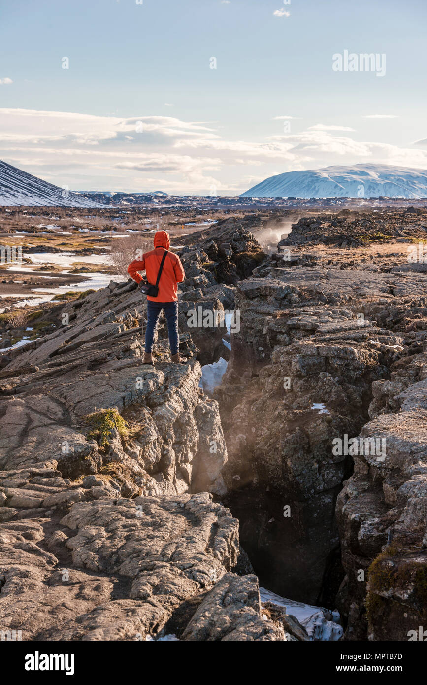 Der Mensch steht bei Continental Kluft zwischen der nordamerikanischen und der eurasischen Platte, Mittelatlantischen Rücken, Rift Valley, Silfra Rift, Krafla Stockfoto