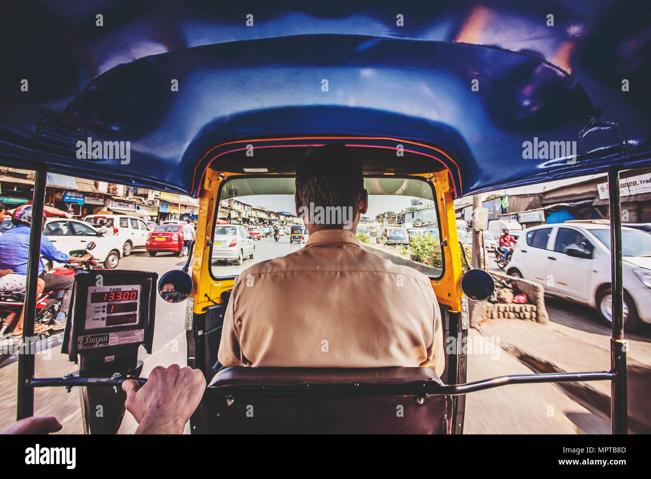 Mumbai, Indien, Januar 7, 2018: In der Rikscha Auto im Straßenverkehr Stockfoto