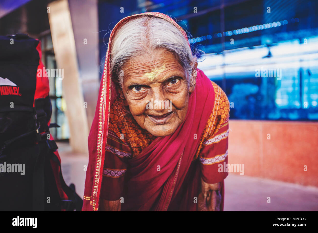 Mumbai, Indien, Januar 7, 2018: Alte indische Frau Betteln in Mumbai Bahnhof Stockfoto