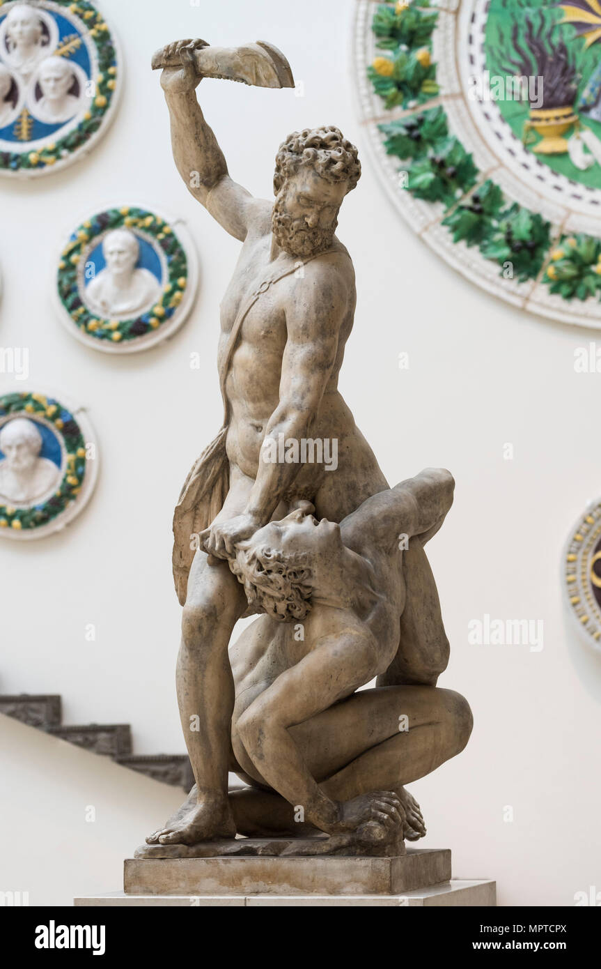 London. England. V&A Victoria und Albert Museum. Samson Slaying ein Philister Marmorskulptur von Giambologna (1529-1608), Ca. 1562. Höhe: 210 cm. Stockfoto