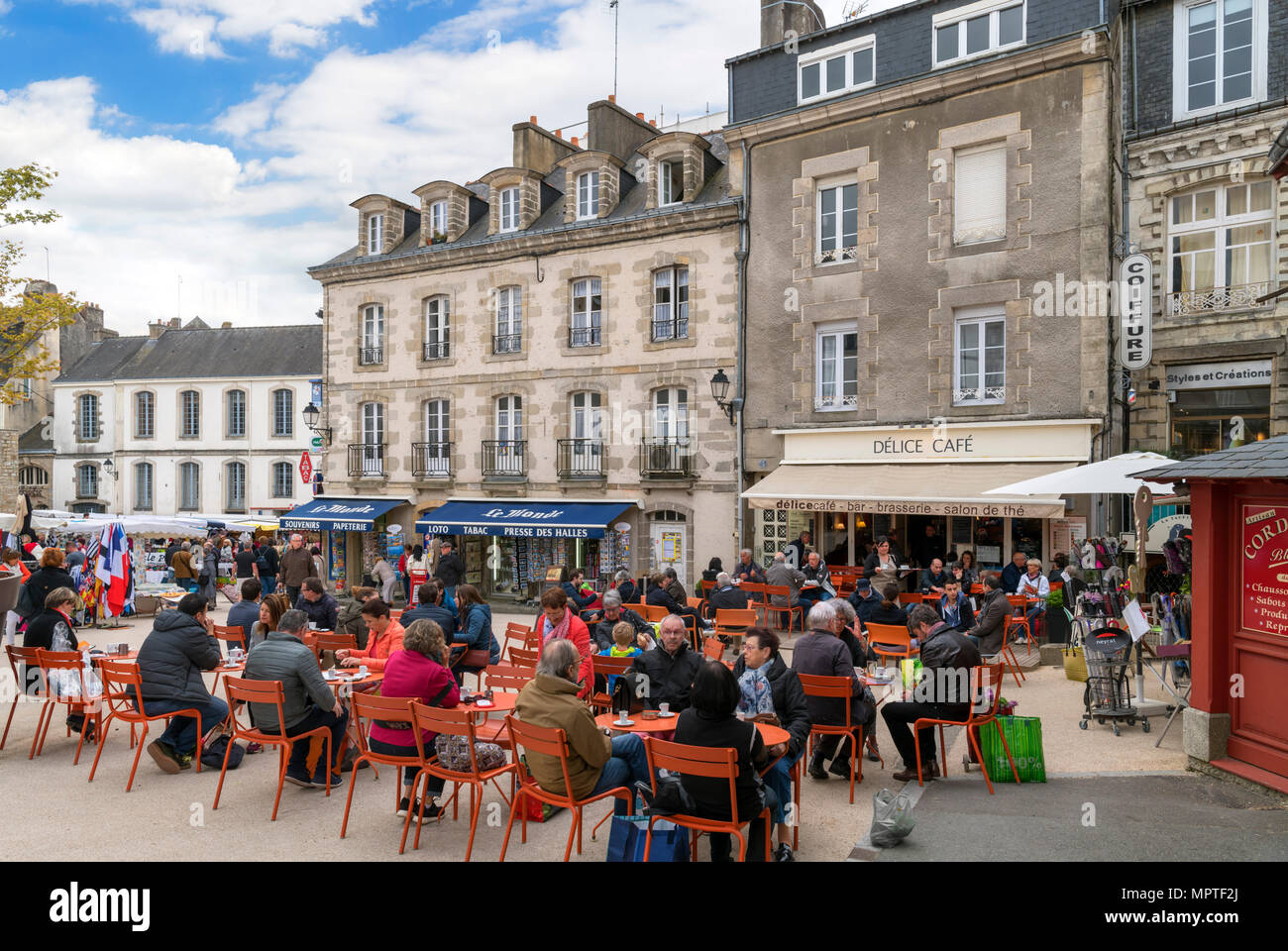 Cafe in der Altstadt, Place des Lices, Vannes, Bretagne, Frankreich Stockfoto
