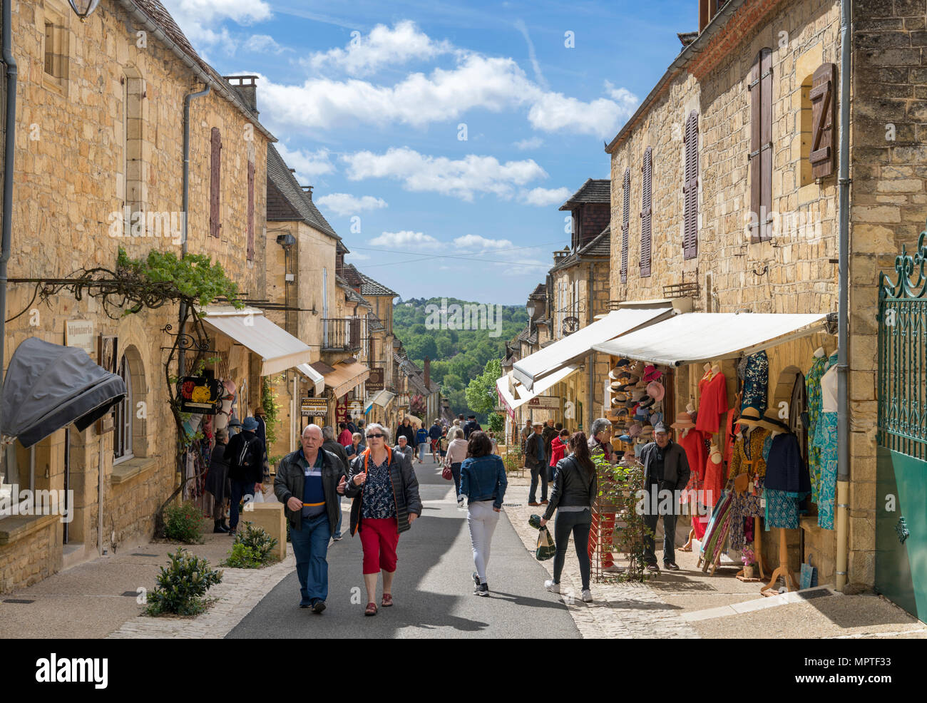Geschäfte auf die Grand Rue in der historischen Altstadt von Domme, Dordogne, Frankreich Stockfoto