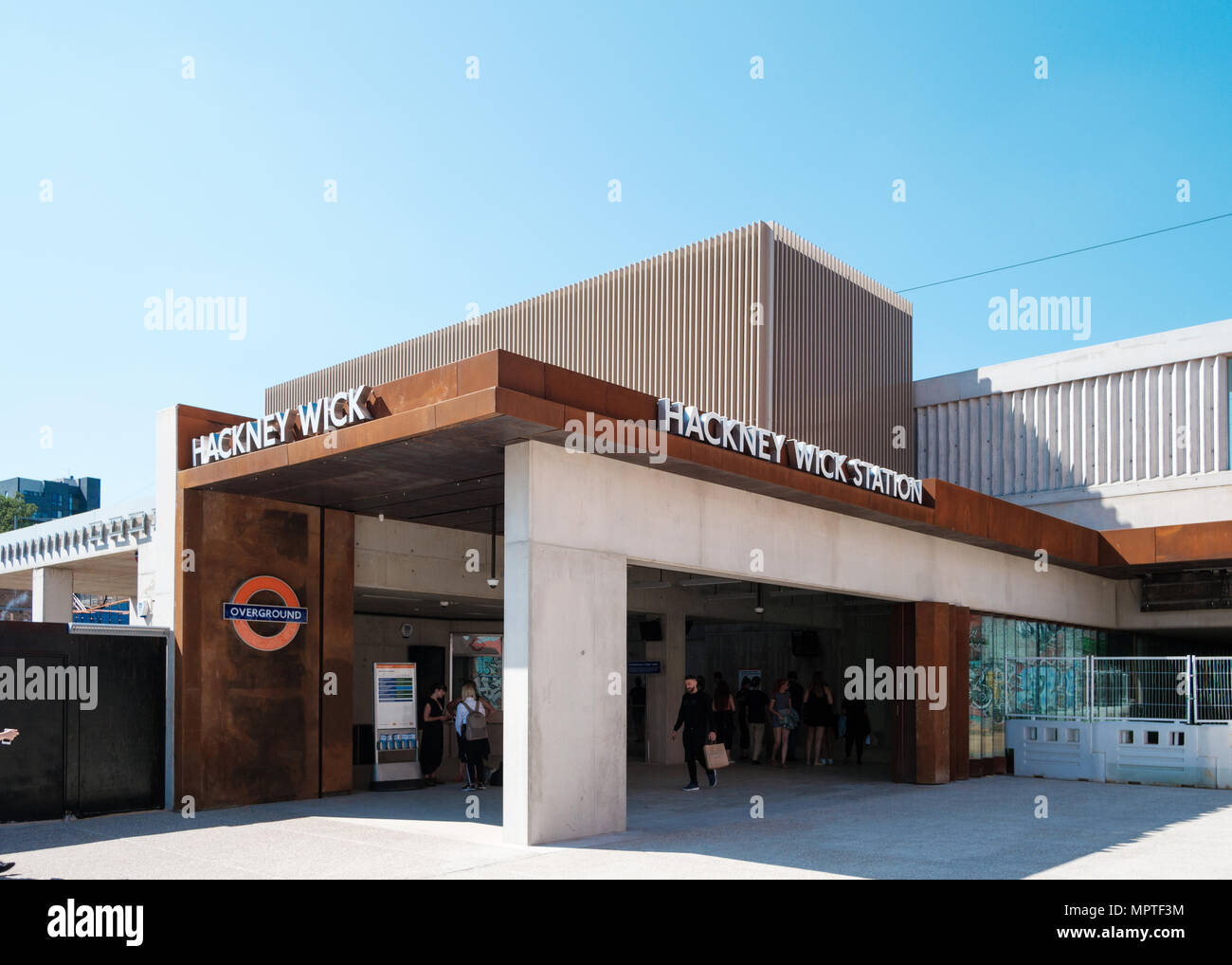 Die neue S-Bahn Station in Hackney Wick, East London, Ticket Halle von Landolt und Braun konzipiert Stockfoto