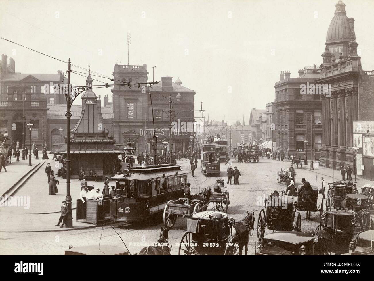 Horse-drawn Taxis und elektrische Straßenbahnen auf fitzalan Square, Sheffield, Yorkshire, c 1900 Künstler: George Washington Wilson und Unternehmen. Stockfoto