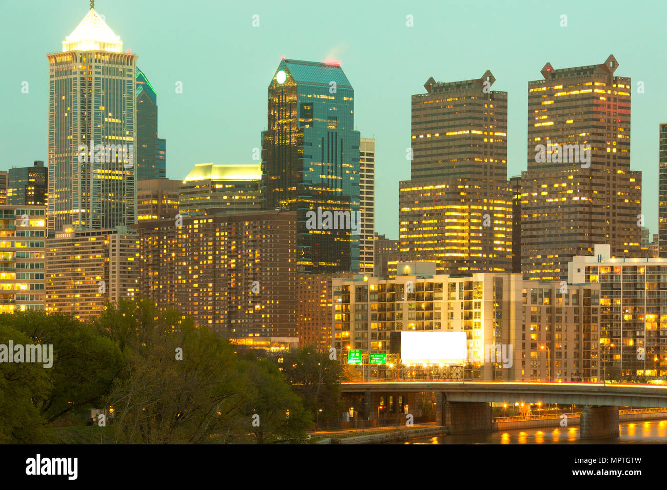 Brücke über den Schuylkill River und Downtown Skyline, Philadelphia, Pennsylvania, USA Stockfoto