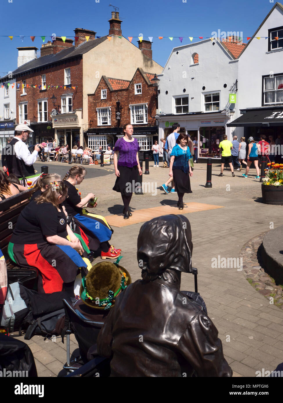 Clog Tänzer an der Mutter Shipton Statue auf dem Markt in Knaresborough North Yorkshire England Stockfoto