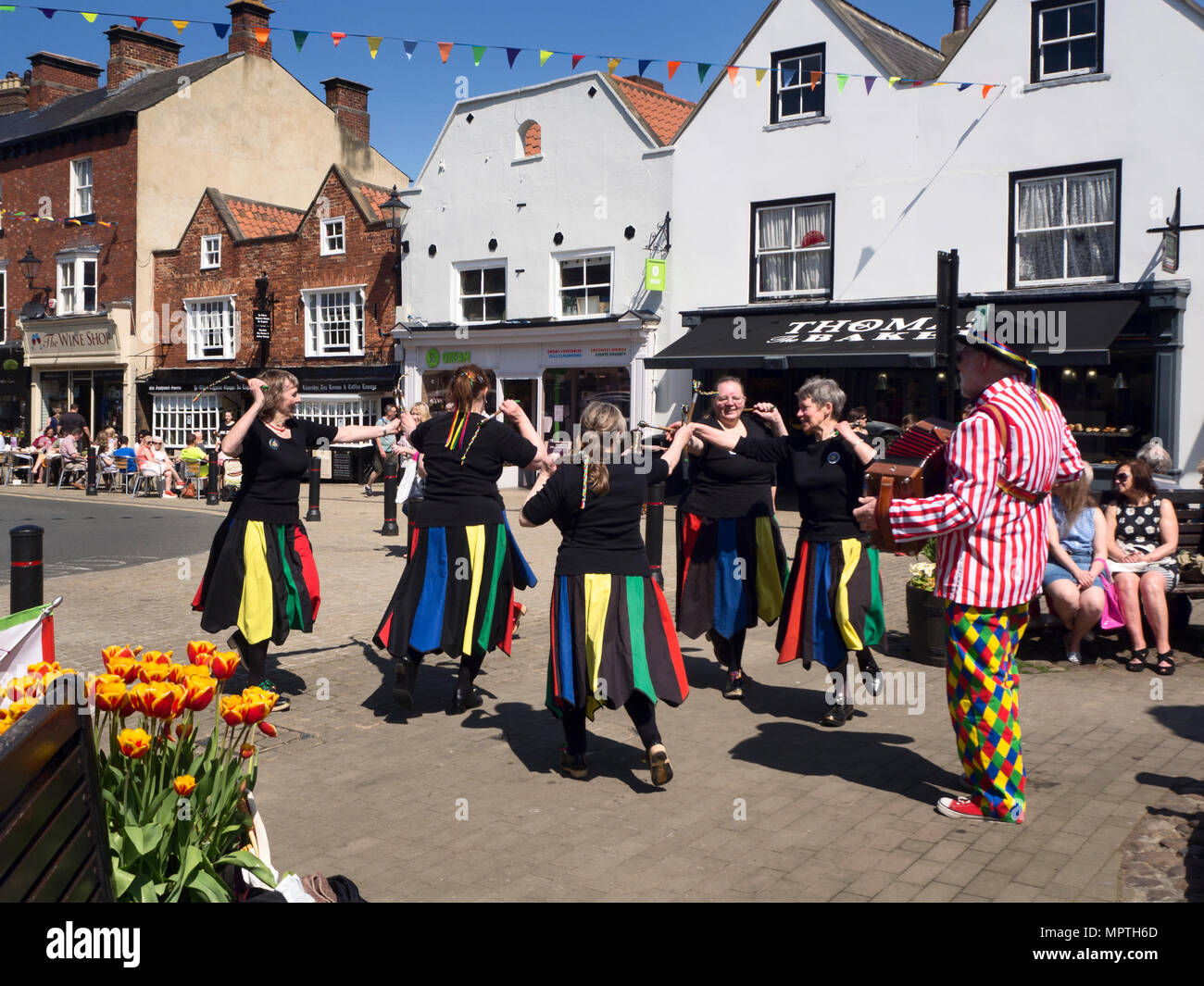 Morris Dancing on May Bank Holiday Wochenende auf dem Markt in Knaresborough North Yorkshire England Stockfoto