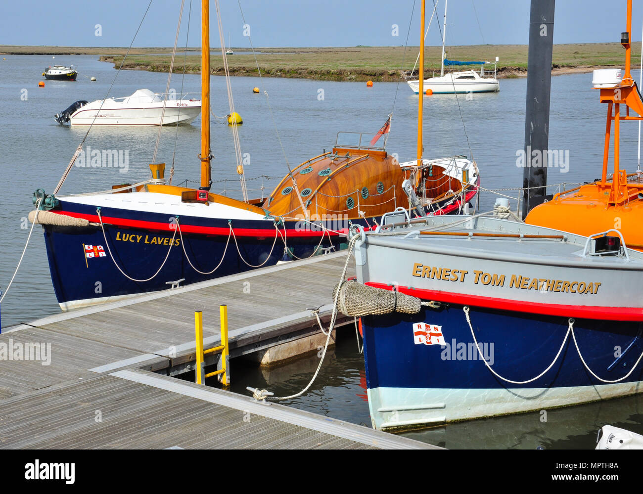 Rentner und restaurierten Rettungsboote (Lucy Kessel und Ernest Tom Nethercoat) in Wells-next-the-Sea, Norfolk, England Stockfoto