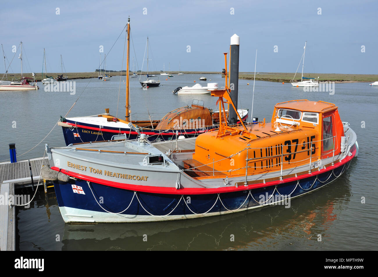 Rentner und restaurierten Rettungsboote (Lucy Kessel und Ernest Tom Nethercoat) in Wells-next-the-Sea, Norfolk, England Stockfoto