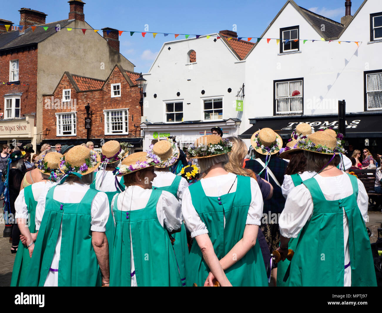 Morris Dancers warten an May Bank Holiday Wochenende auf dem Markt in Knaresborough North Yorkshire England durchführen Stockfoto