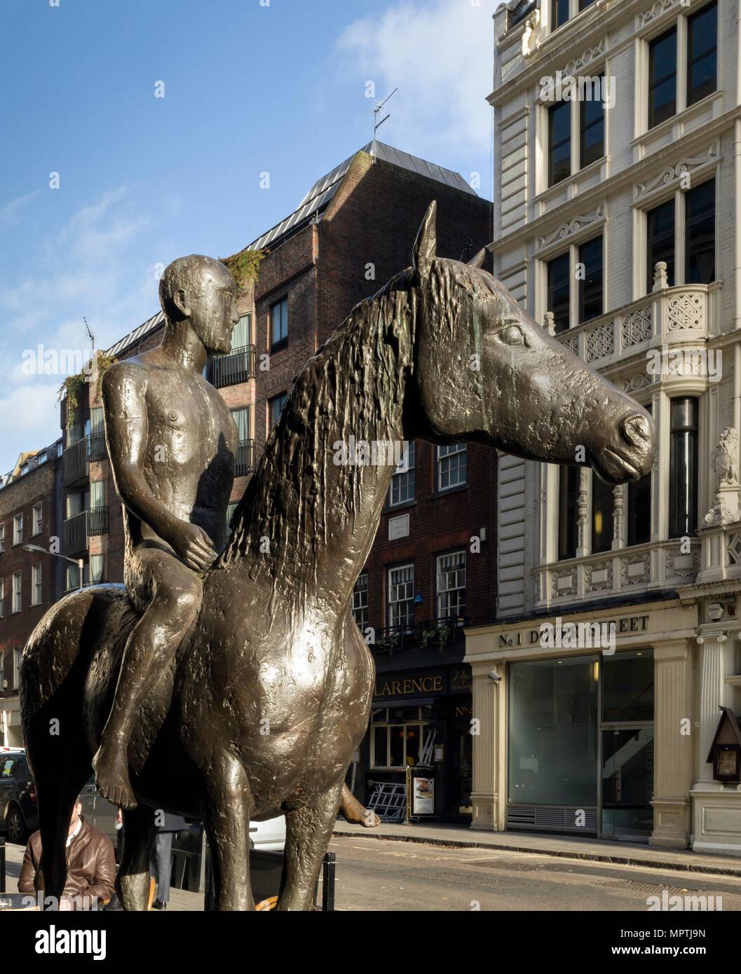 "Pferd und Reiter", Skulptur von Elisabeth Frink, Dover Street und Piccadilly, London, c 2010 s (?). Artist: Chris Redgrave. Stockfoto