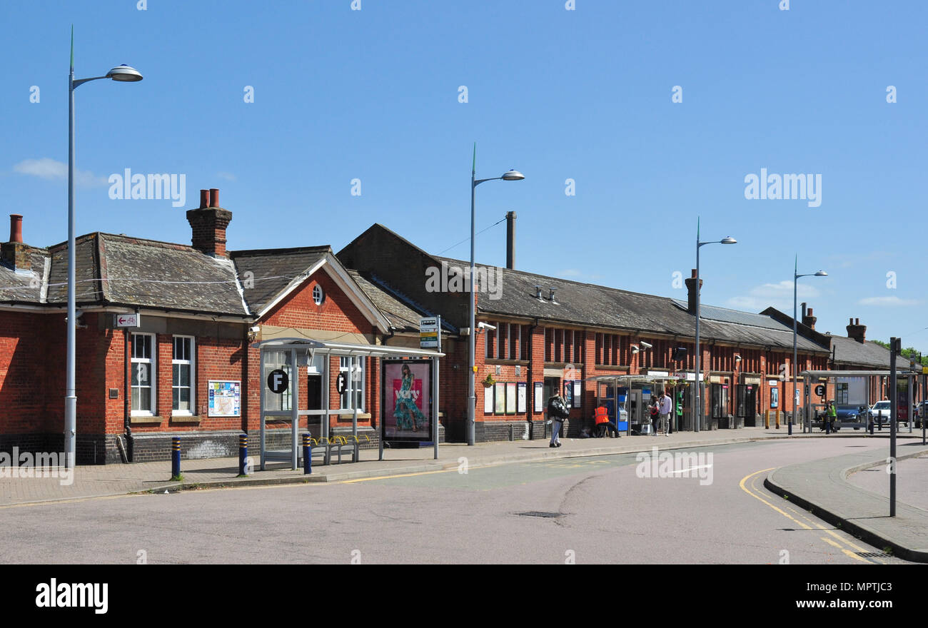 Railway Station Ansatz und Vorplatz, Hitchin, Hertfordshire, England, UK Stockfoto