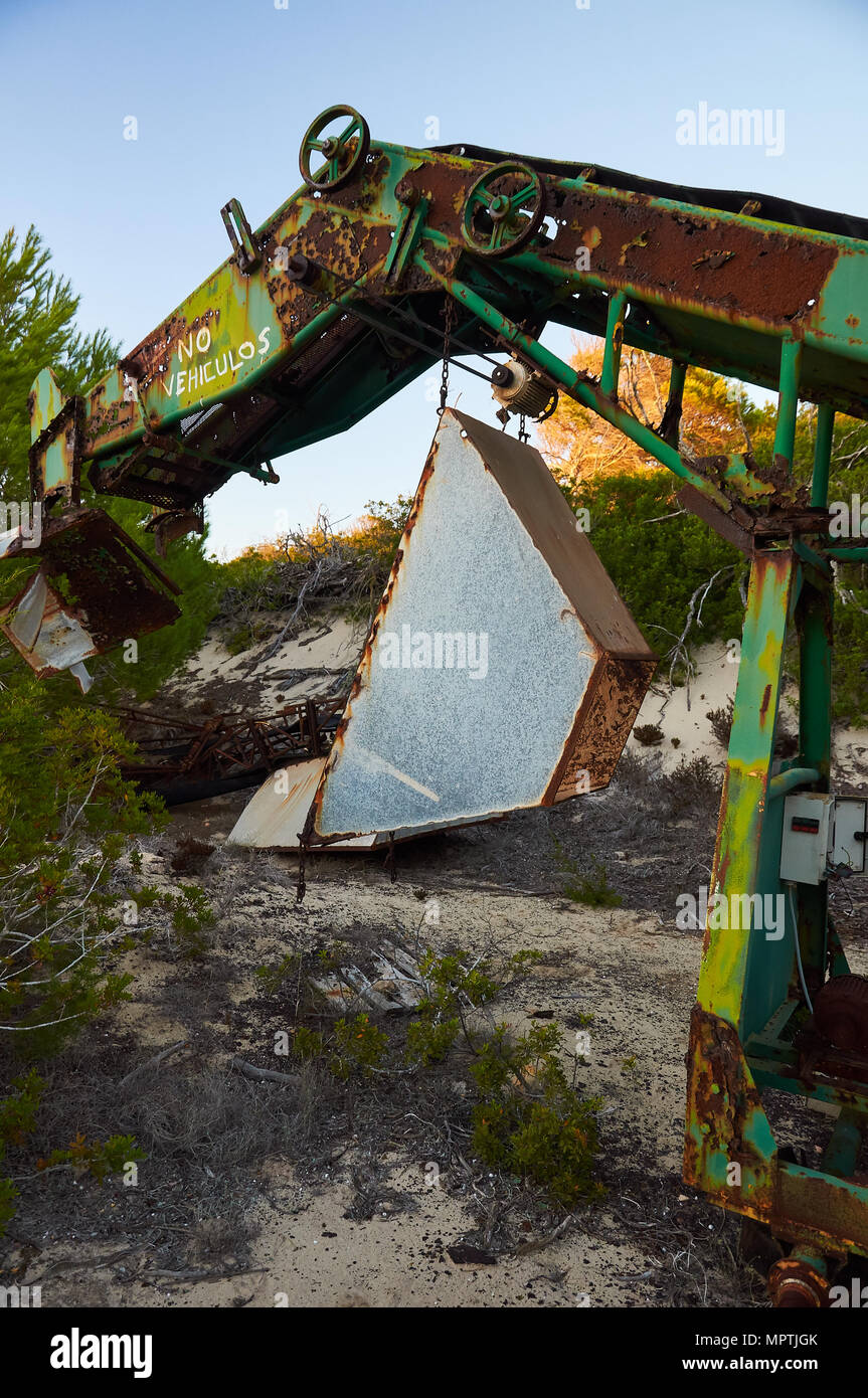 Abgebrochene Rusty Steinbruch Förderband bei Ses Clotades (Formentera, Balearen, Spanien). Industrial Decay. Verlassenen Steinbruch Maschinen. Stockfoto