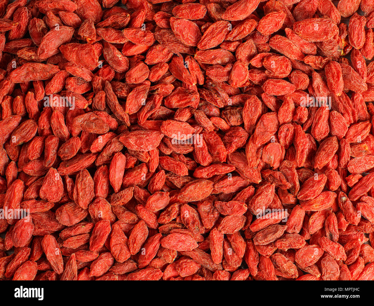 Hohe Auflösung closeup Foto von Goji Beeren (wolfsbeere - Lycium chinense) getrocknete Früchte Haufen geschossen von oben. Stockfoto