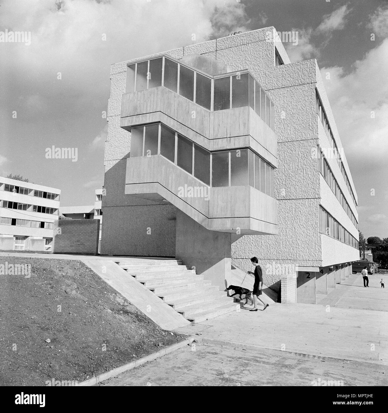 Brutalist Mehrfamilienhaus auf Field End Road, West Drayton, Hillingdon, London, 1968-1975. Artist: John Gay. Stockfoto