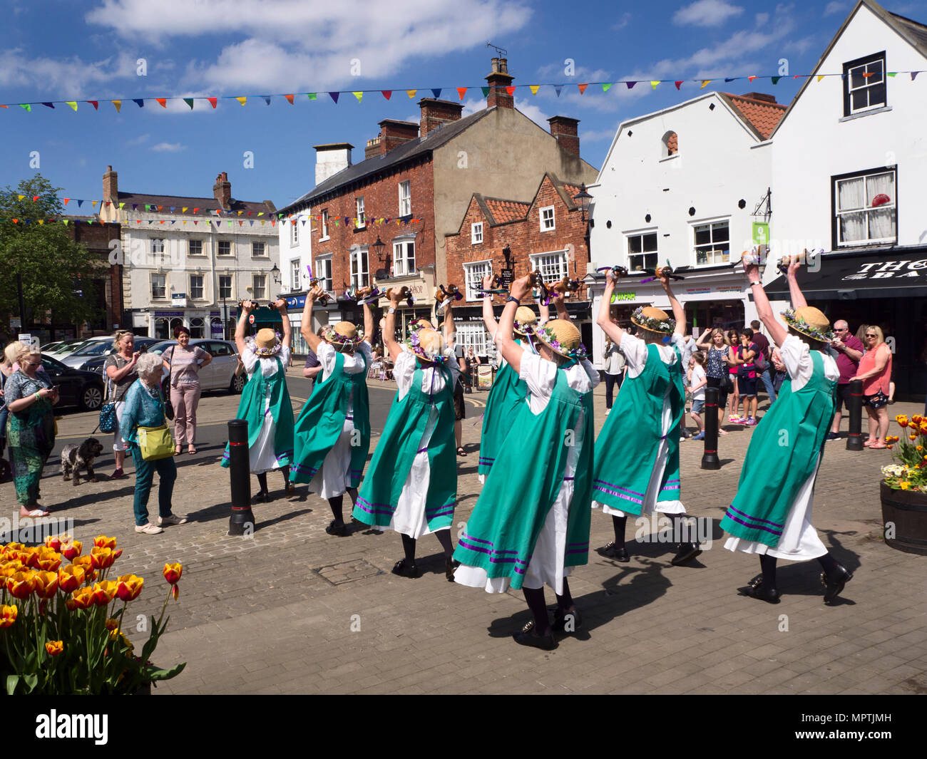 Morris Dancing on May Bank Holiday Wochenende auf dem Markt in Knaresborough North Yorkshire England Stockfoto