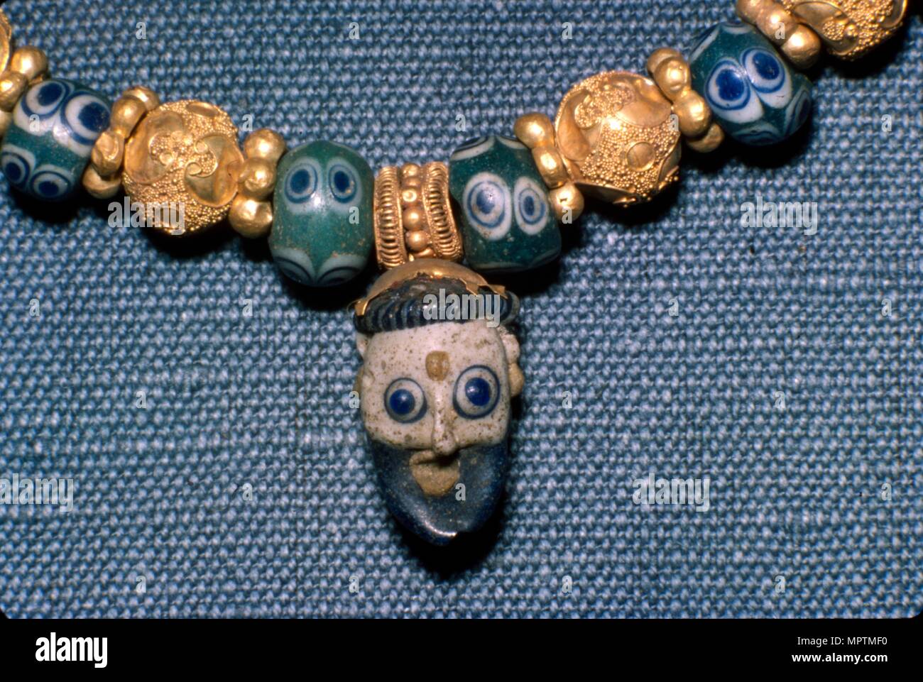 Phönizische Glas Kopf auf etruskischen Halskette, c 7. Jahrhundert v. Chr.. Artist: Unbekannt. Stockfoto