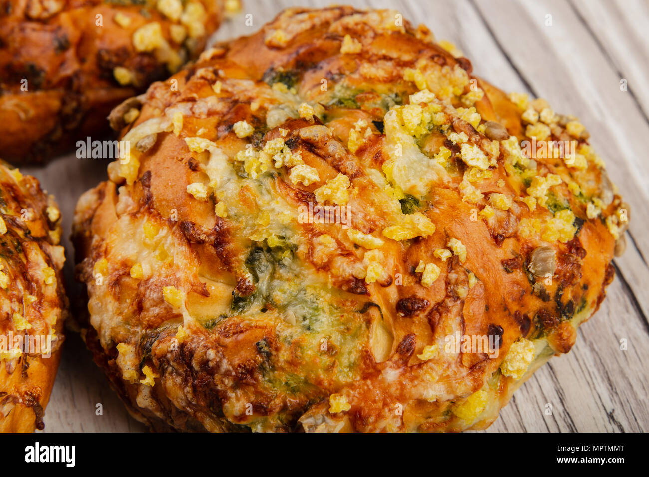 Ruddy frische schöne Brötchen auf einer hölzernen Hintergrund. Stockfoto