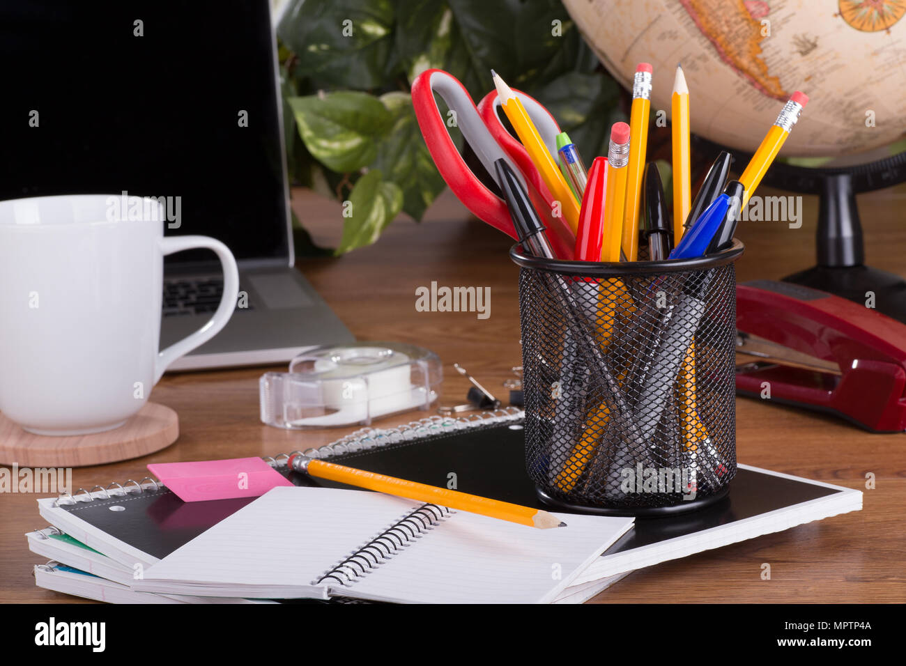 Desktop Arbeitsbereich mit einem Sortiment von Büromaterial, Laptop, Computer und Zubehör Stockfoto