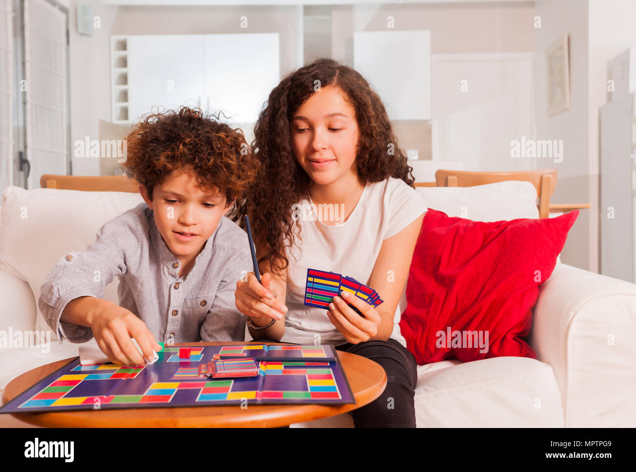Portrait von halbwüchsigen Jungen und Mädchen spielen ein Spiel zusammen zu Hause Stockfoto