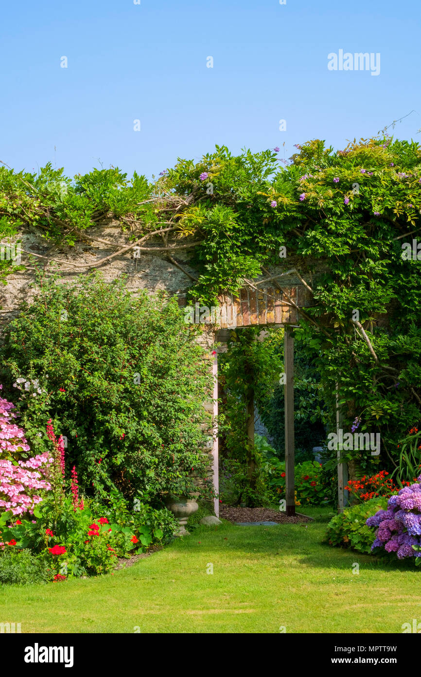 Garden Gate Brick Wall Secret Garden Stockfotos und bilder Kaufen Alamy